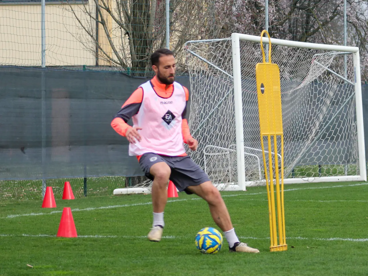 Il capitano granata al lavoro in Via Agosti