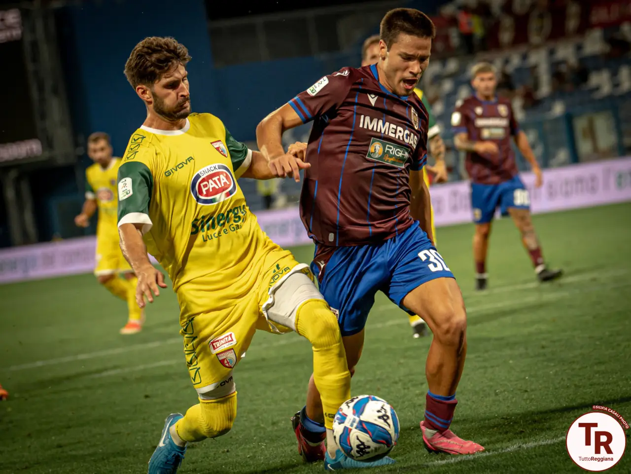 L'ex granata Panizzi contrasta Vergara - foto Silvia Casali