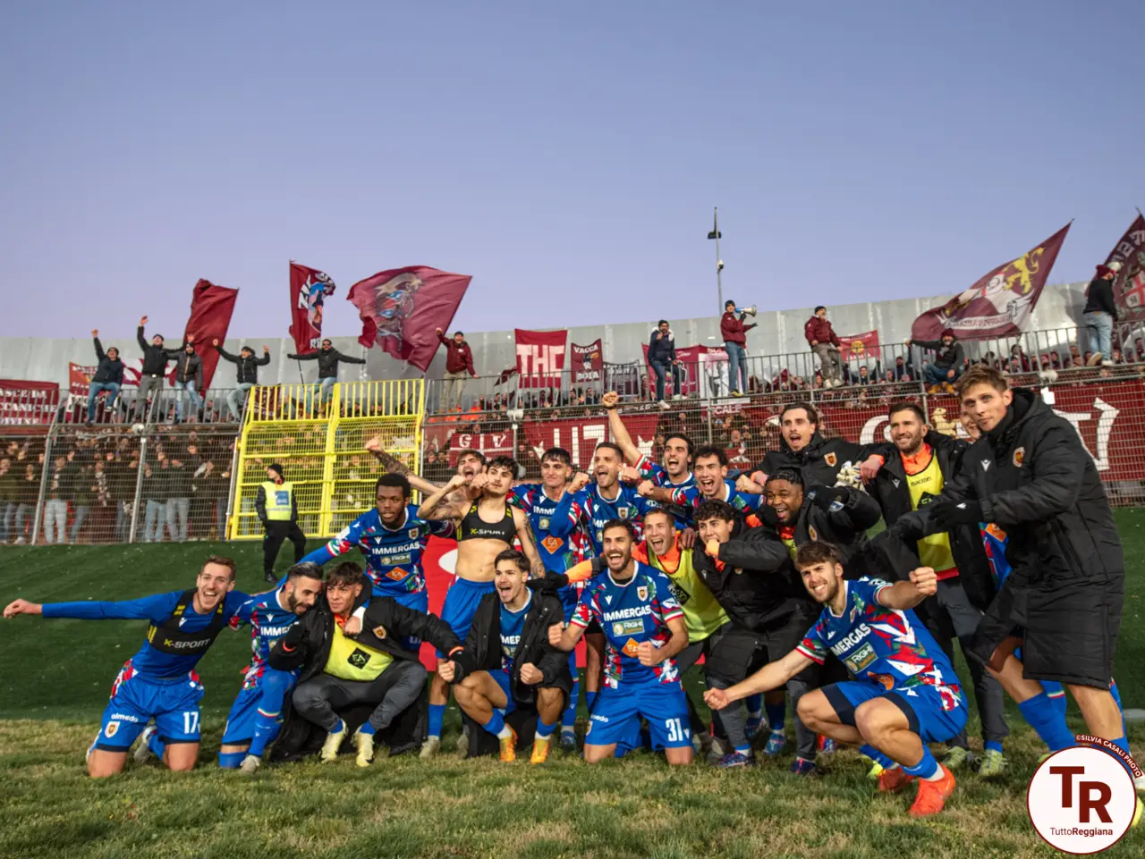 La festa a fine partita con la Curva - foto Silvia Casali