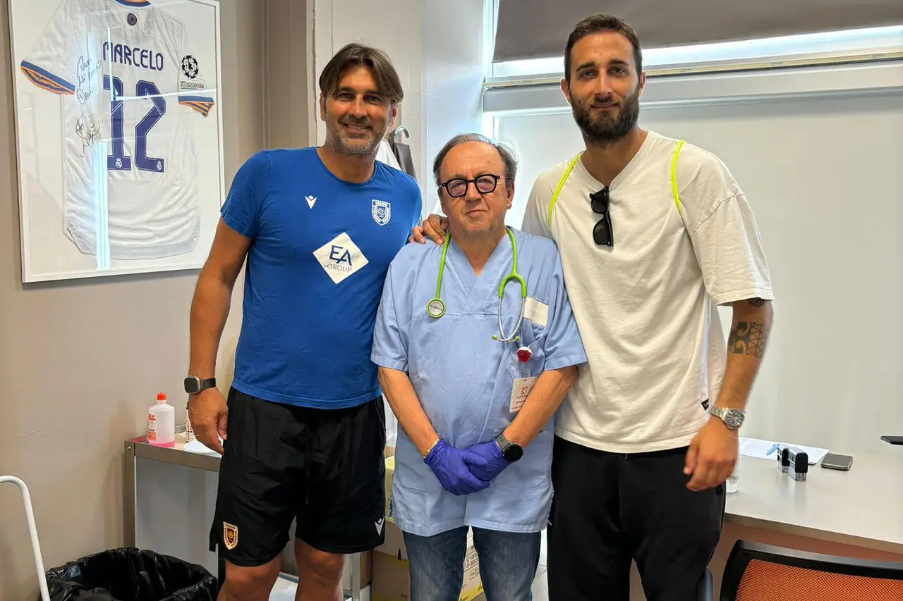 Il dott. Manari assieme a mister Viali e al capitano Rozzio - foto AC Reggiana