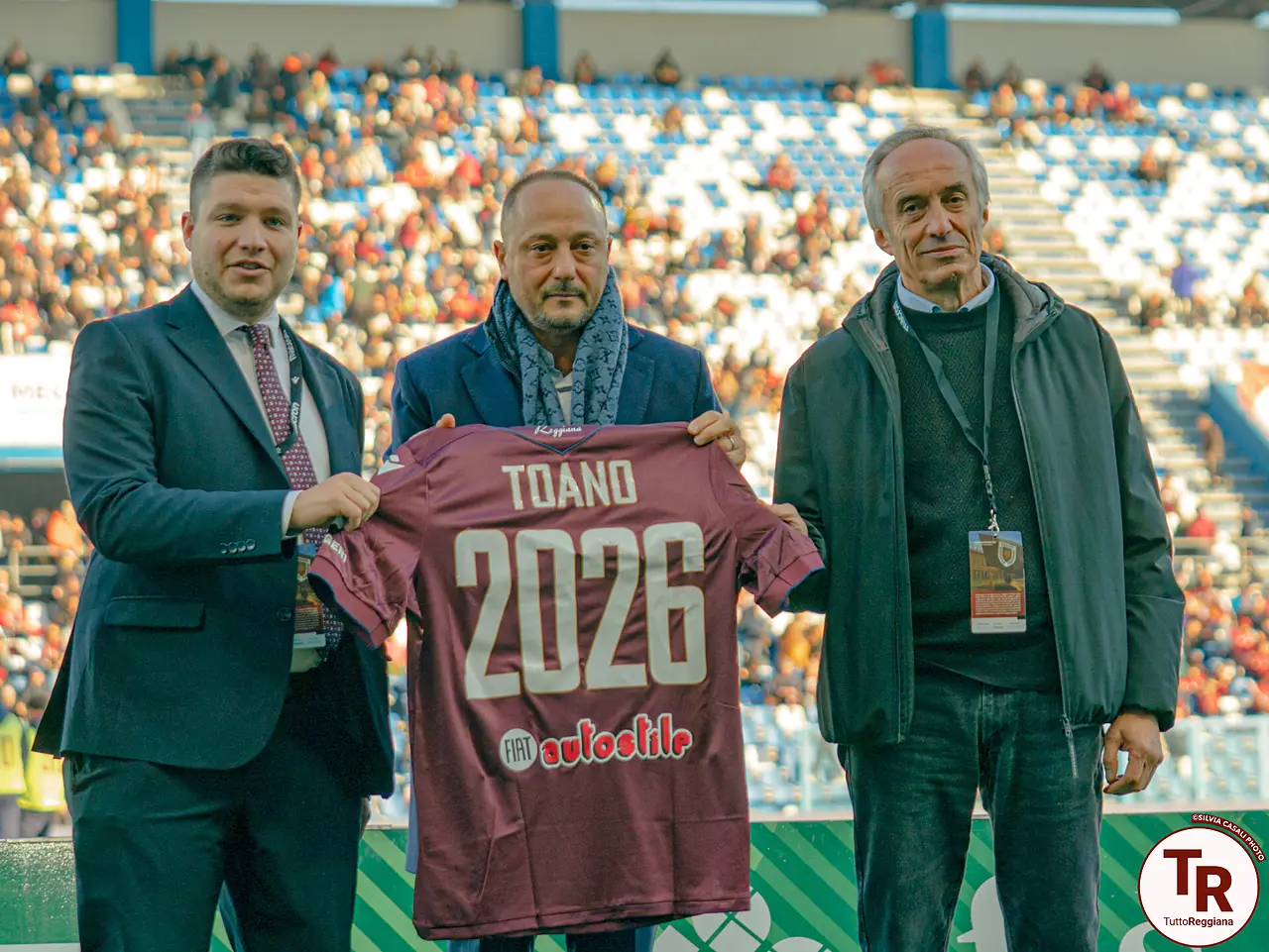 Il sindaco Perugi e l'assessori Zanni premiati dal presidente Salerno - foto Silvia Casali