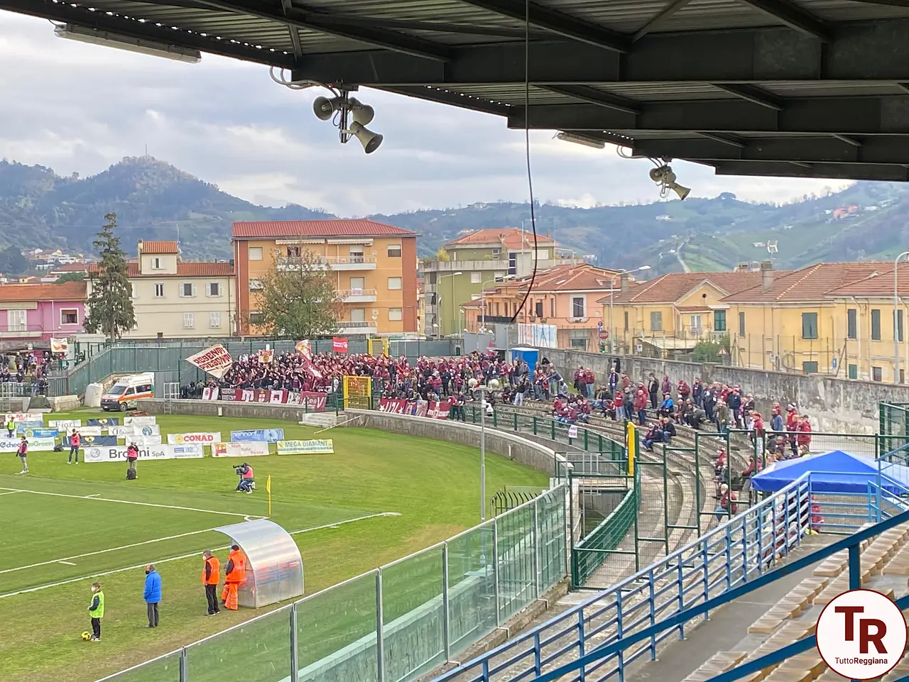 I tifosi granata presenti durante l'ultima sfida sul campo della Carrarese