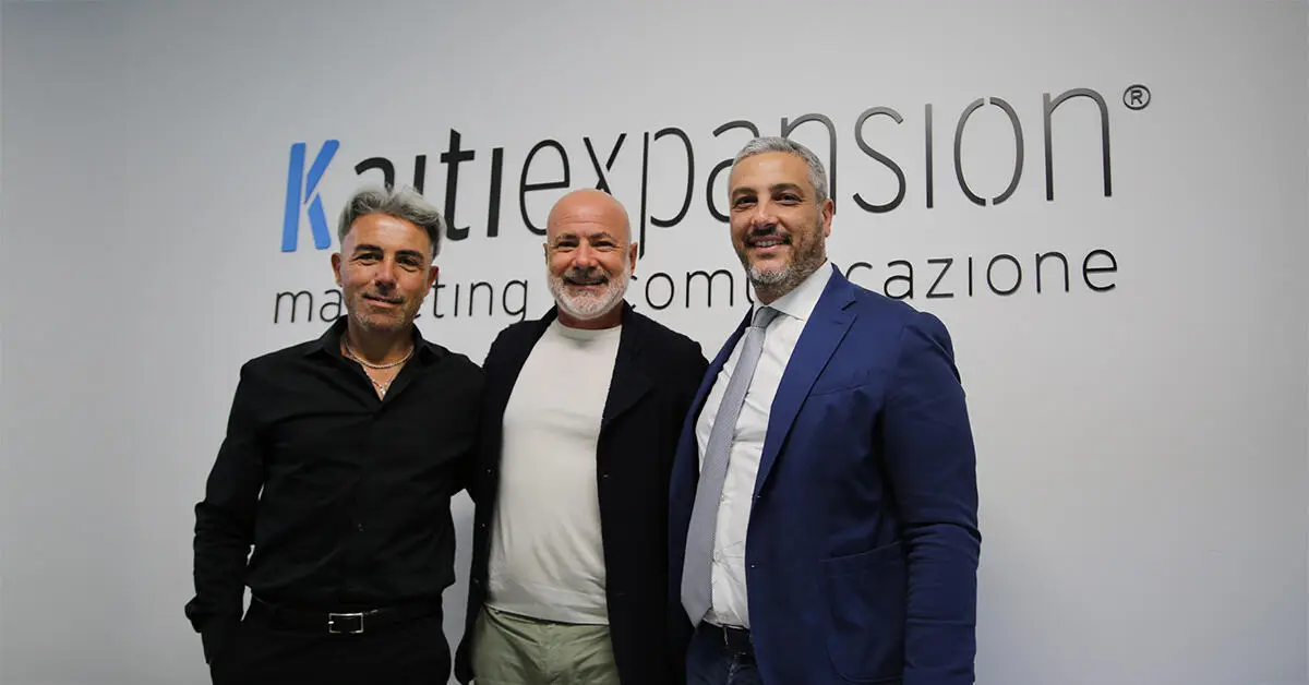 Davide Caiti (a sinistra) assieme al vicepresidente Fico e al ds Fracchiolla