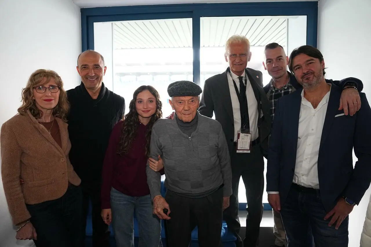 Aldo Spaggiari circondato dall'affetto dei familiari, ospite presso il palco dell'azienda BigMat