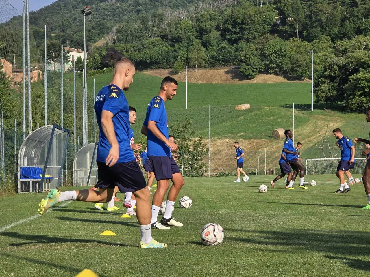 I giocatori albanesi al lavoro a Carpineti