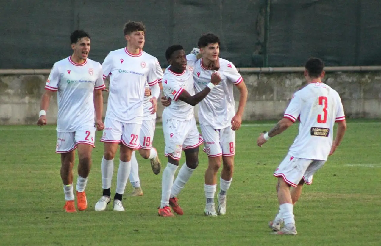 L'esultanza di Penta assieme ai compagni della Primavera dopo il gol del pareggio sul campo del Brescia