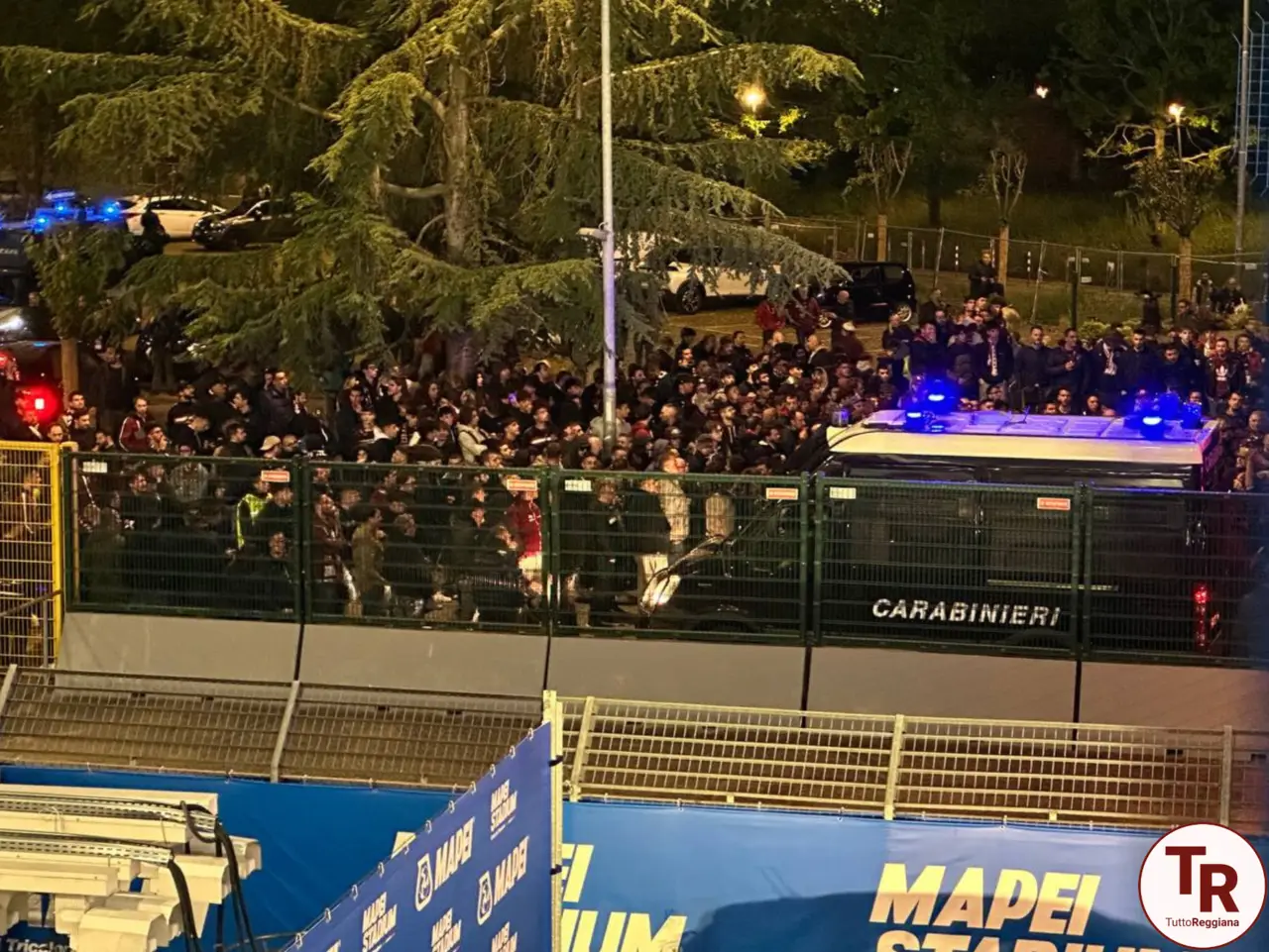 I tifosi radunati fuori dallo stadio dopo il k.o. interno con il Cosenza