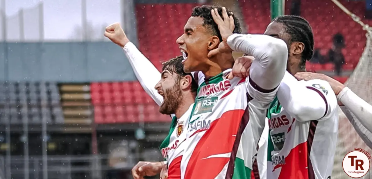 L'esultanza dei granata sotto la Curva Nord dopo il gol del vantaggio - foto Silvia Casali