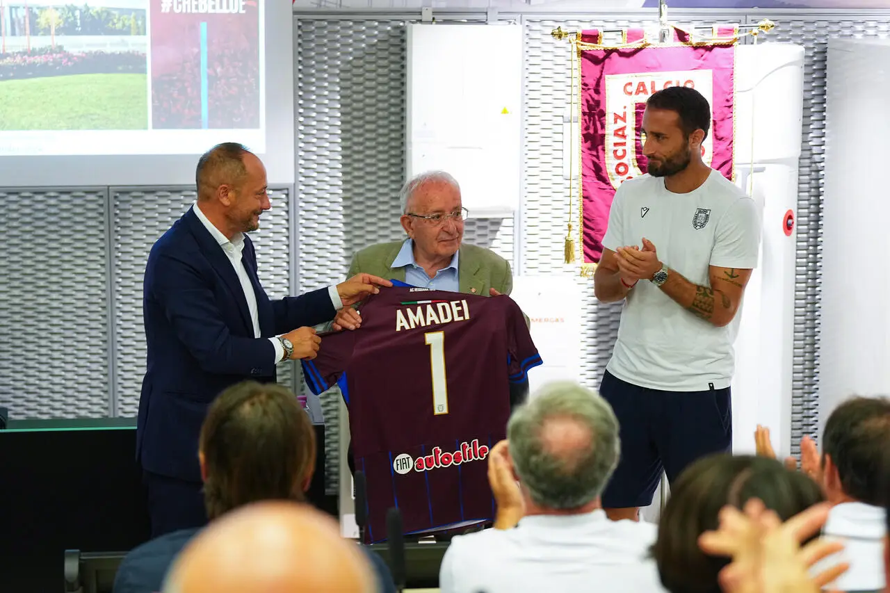 Il presidente Salerno assieme al capitano Rozzio omaggia il patron Amadei con la nuova maglia della Regia