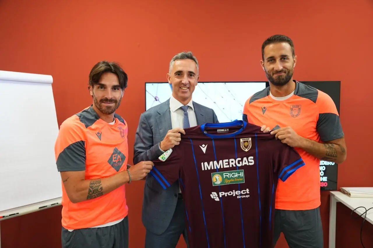L'ex arbitro Aureliano assieme ai capitani granata Cigarini e Rozzio