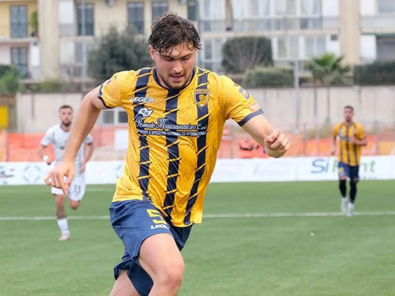 Vallarelli in azione con la maglia del Giugliano