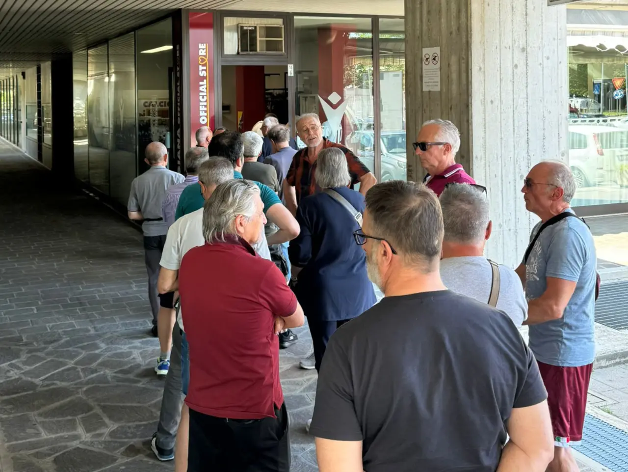 Tifosi granata in coda allo Store per sottoscrivere l'abbonamento