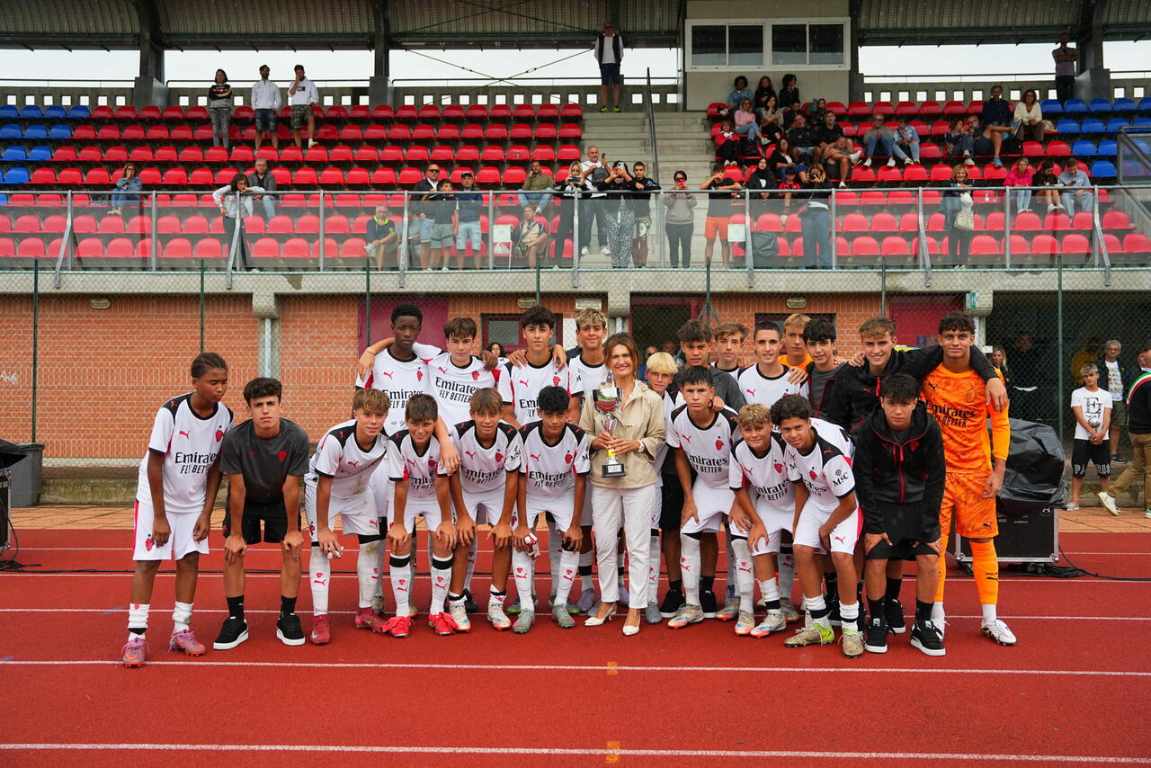 La consegna del trofeo alla squadra vincitrice - foto AC Reggiana