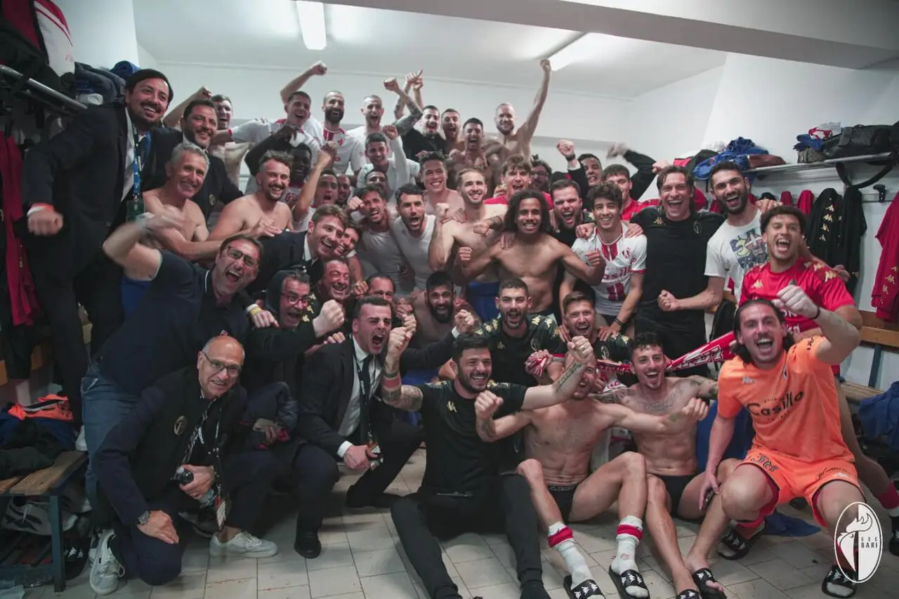 La festa dei biancorossi nello spogliatoio - foto SSC Bari