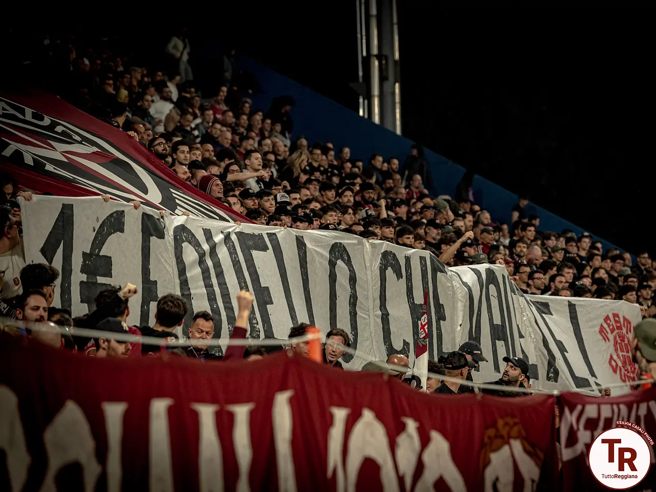 Lo striscione esposto dalle Teste Quadre - foto Silvia Casali