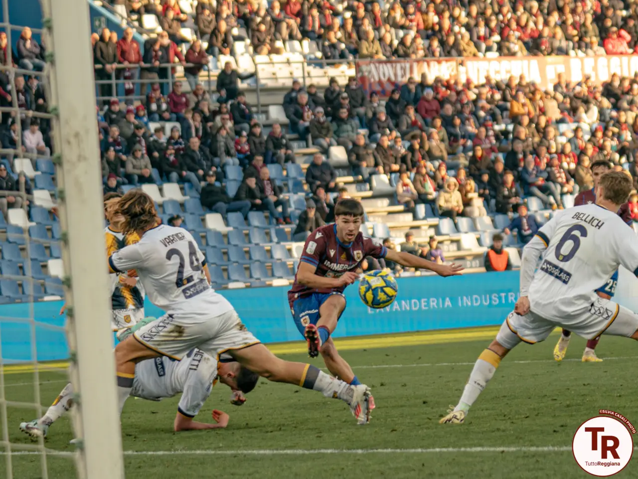 Il pallone del 2-0 calciato da Vergara - foto Silvia Casali