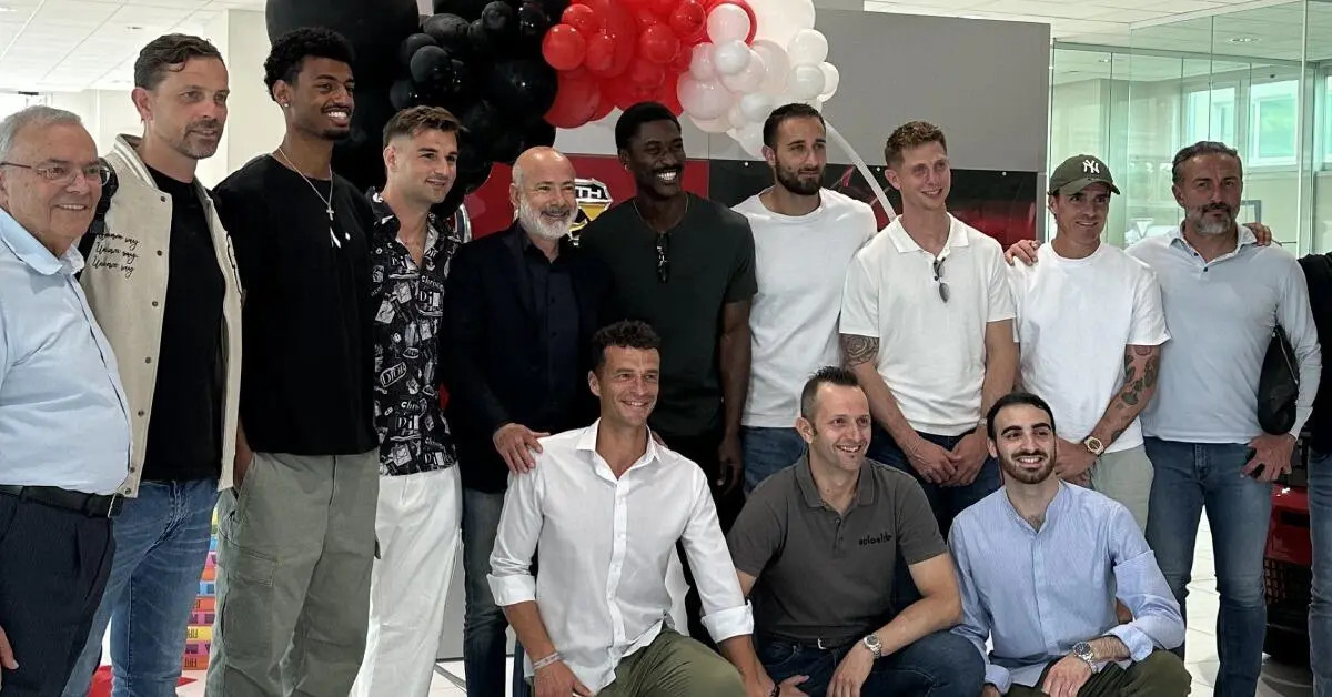 Nella foto assieme al gruppo granata i titolari Giuseppe e Simone Casolari, Mauro Vacondio e Luca Valentini di Autostile