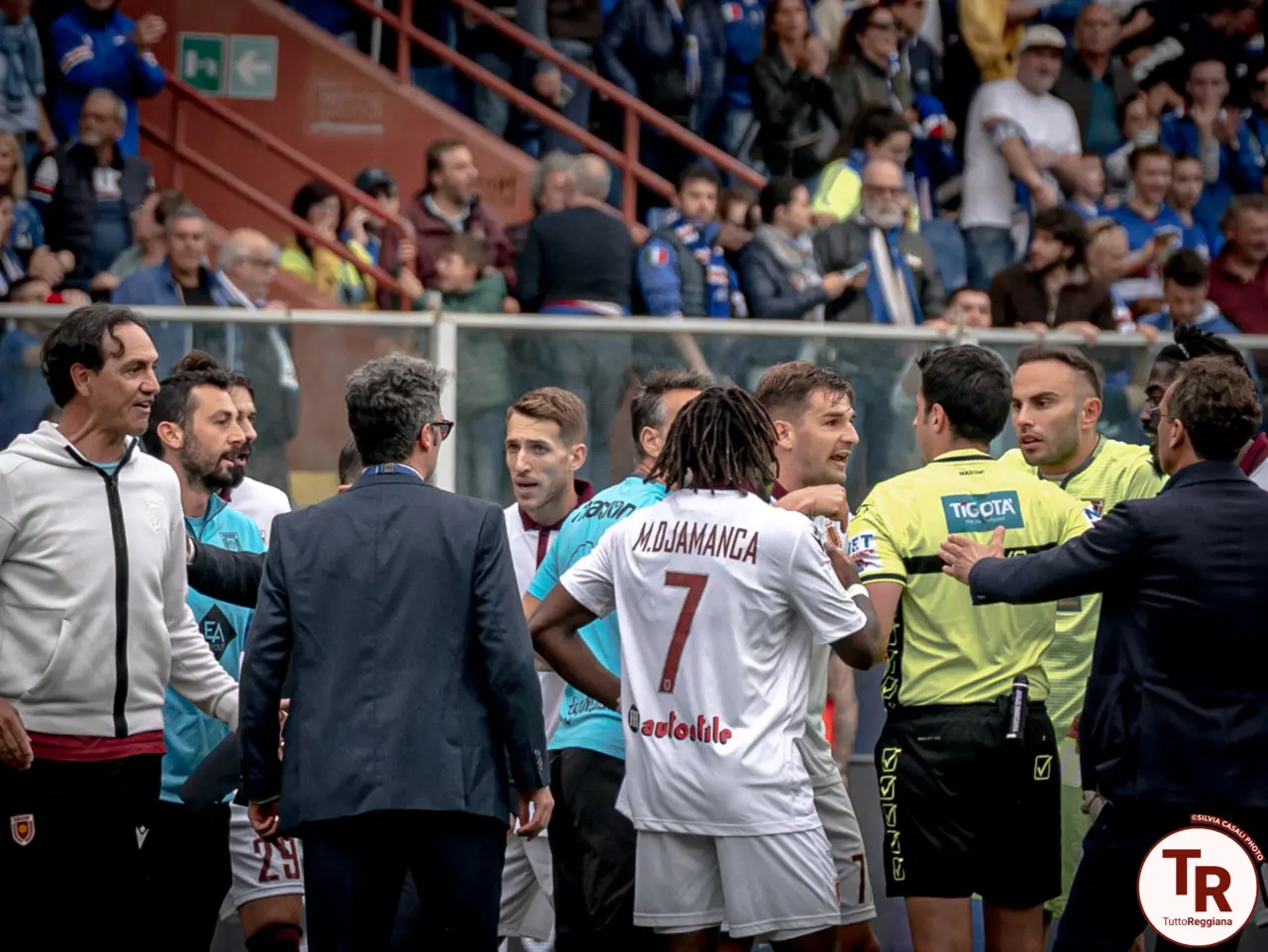 Il diverbio a fine gara tra il tecnico granata e l'arbitro Massimi - foto Silvia Casali