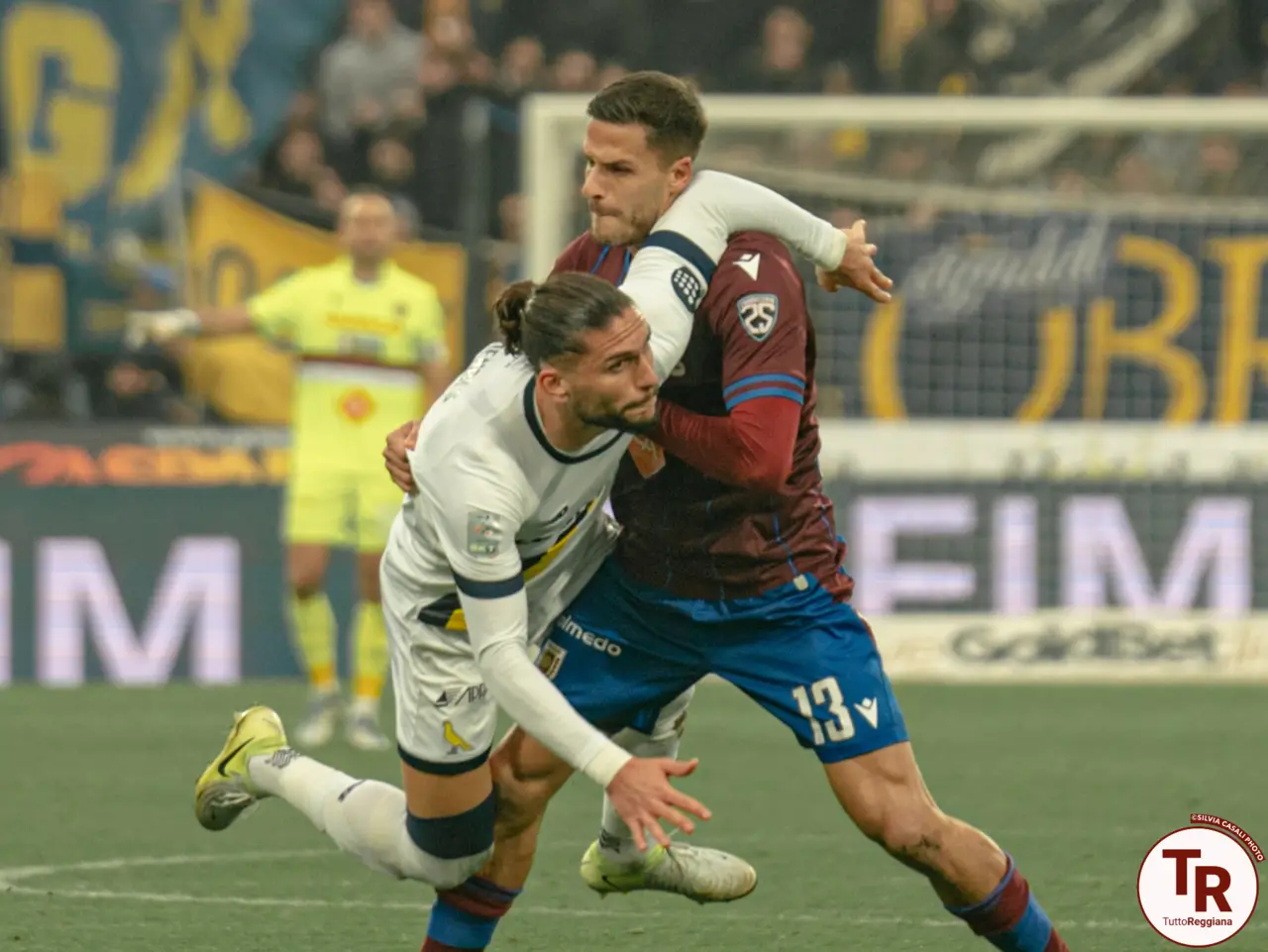 Meroni in azione contro Mendes nel derby - foto Silvia Casali