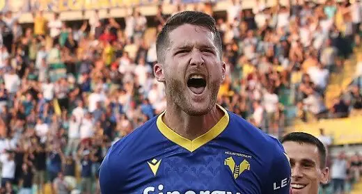 Thomas Henry con la maglia del Verona