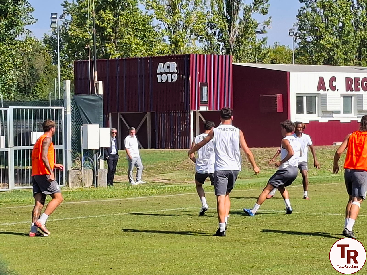 Il dg Marroccu assieme al ds Bernardi mentre osserva l'allenamento dei granata
