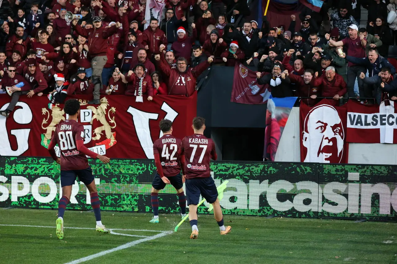 L'esultanza dei tifosi granata dopo la rete di Bianco - foto AC Reggiana