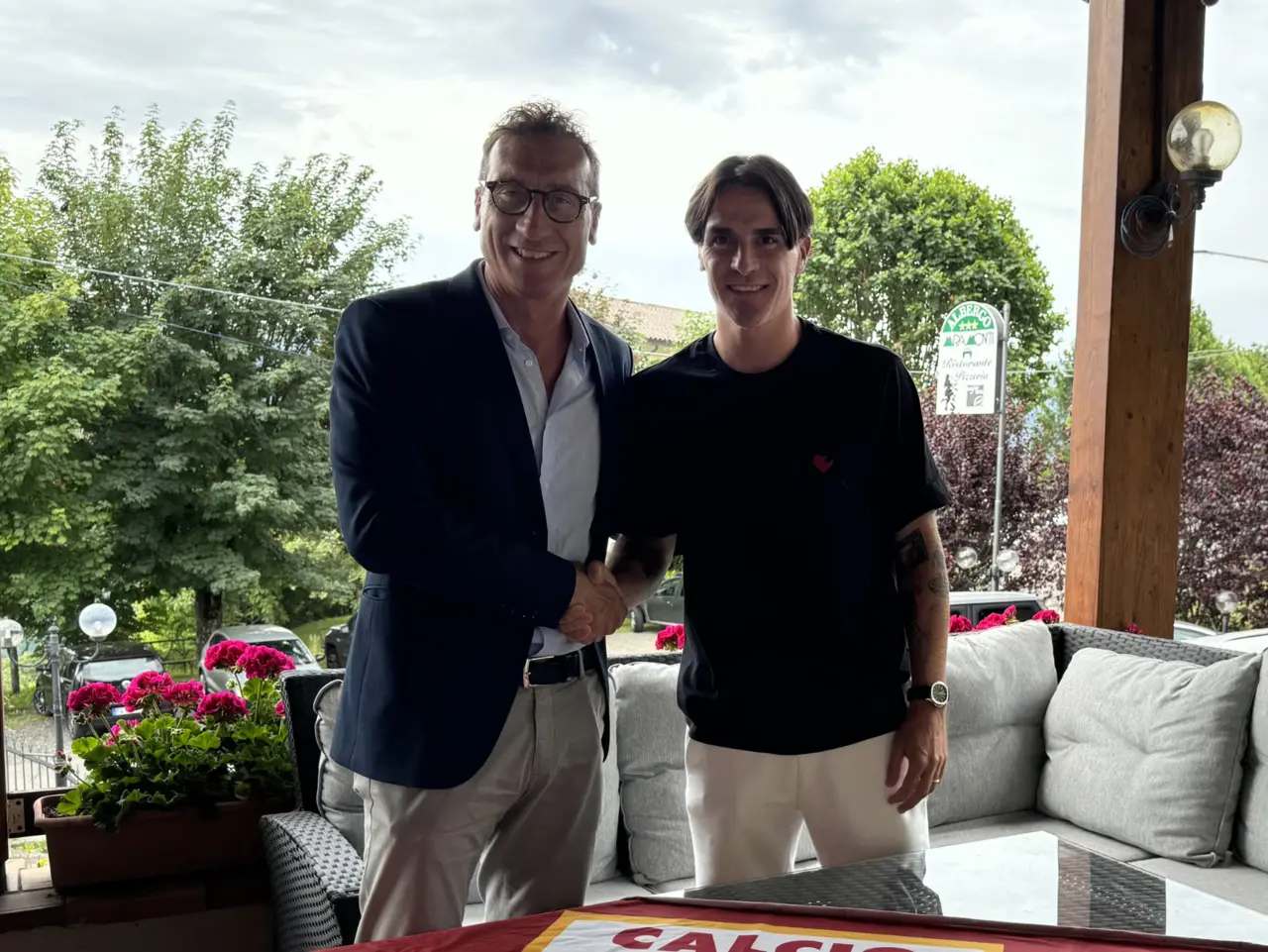 La stretta di mano tra Cigarini e il ds Pizzimenti all'Hotel Miramonti di Toano