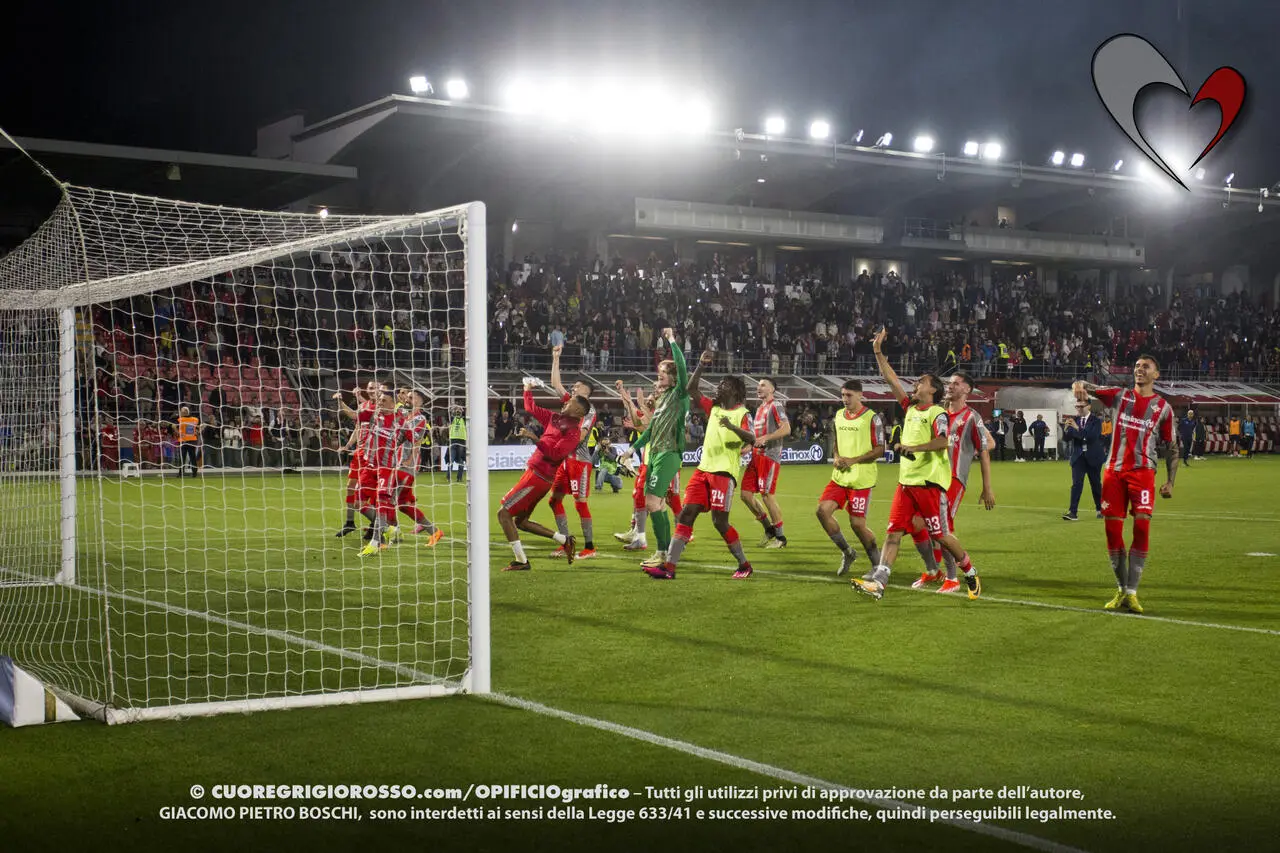 L'esultanza della Cremo sotto la Curva Sud - foto CuoreGrigiorosso.com