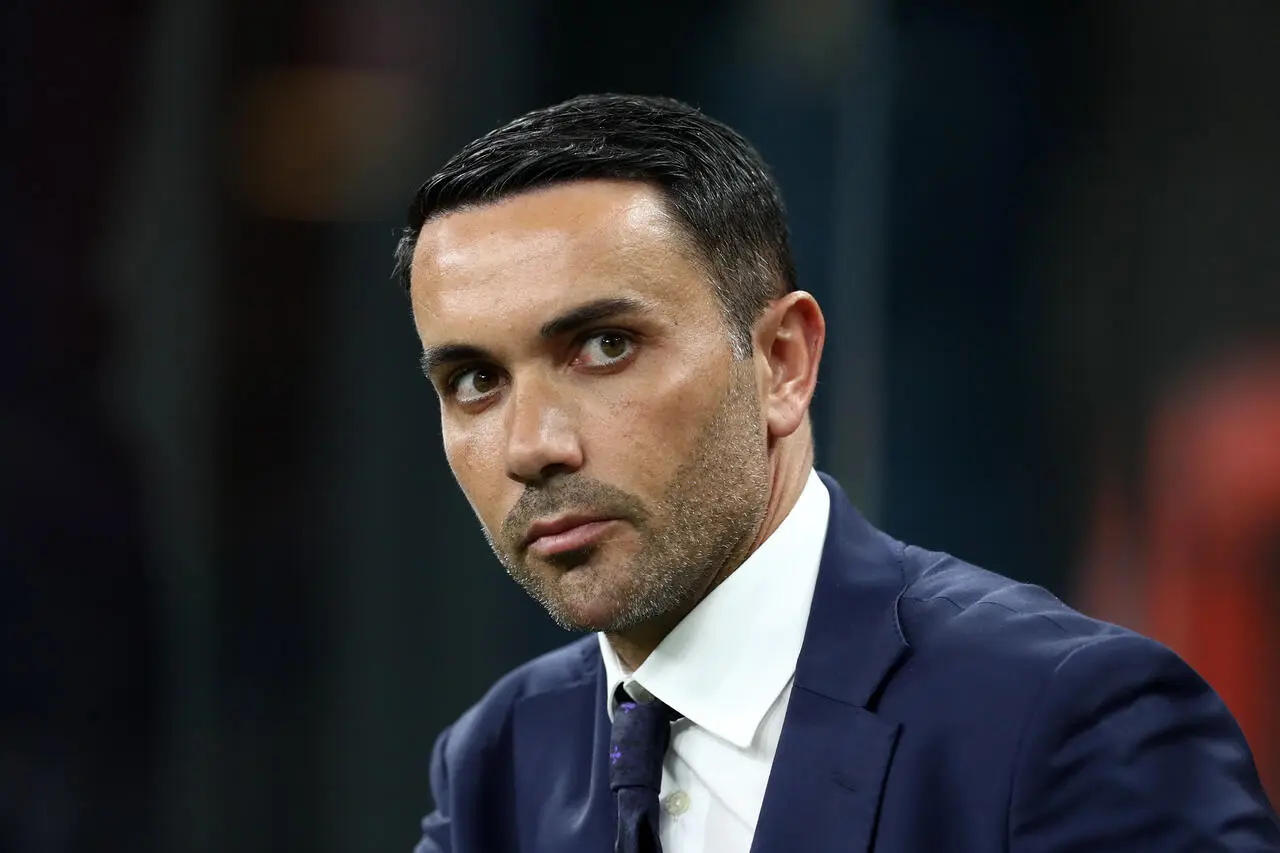 MILAN, ITALY - APRIL 05: Raffaele Palladino, Head Coach of Fiorentina, looks on prior to the Serie A match between AC Milan and Fiorentina at Stadio Giuseppe Meazza