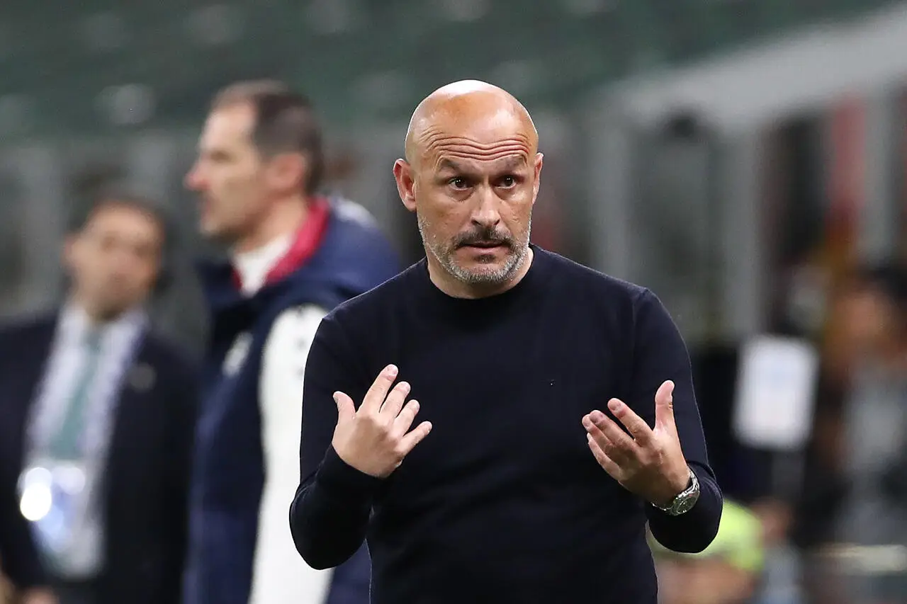 MILAN, ITALY - MAY 09: Vincenzo Italiano, Head Coach of Bologna, gestures during the Serie A match between AC Milan and Bologna at Stadio Giuseppe Meazza