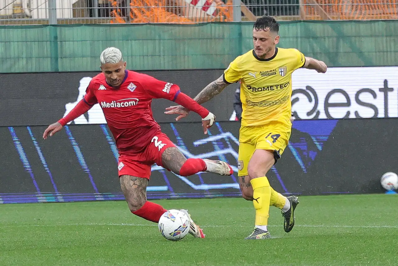 FLORENCE, ITALY - APRIL 13: Domilson Cordeiro dos Santos known as Dodo of ACF Fiorentina in action against Lautaro Rodrigo Valenti of Parma during the Serie A match between Fiorentina and Parma at Stadio Artemio Franchi