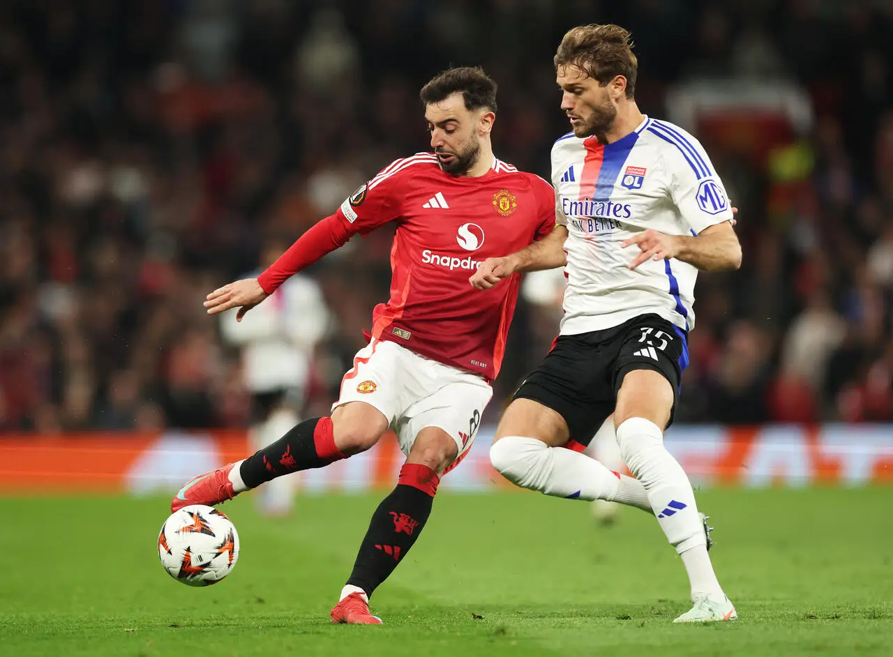 Tanner Tessmann a contrasto con Bruno Fernandes