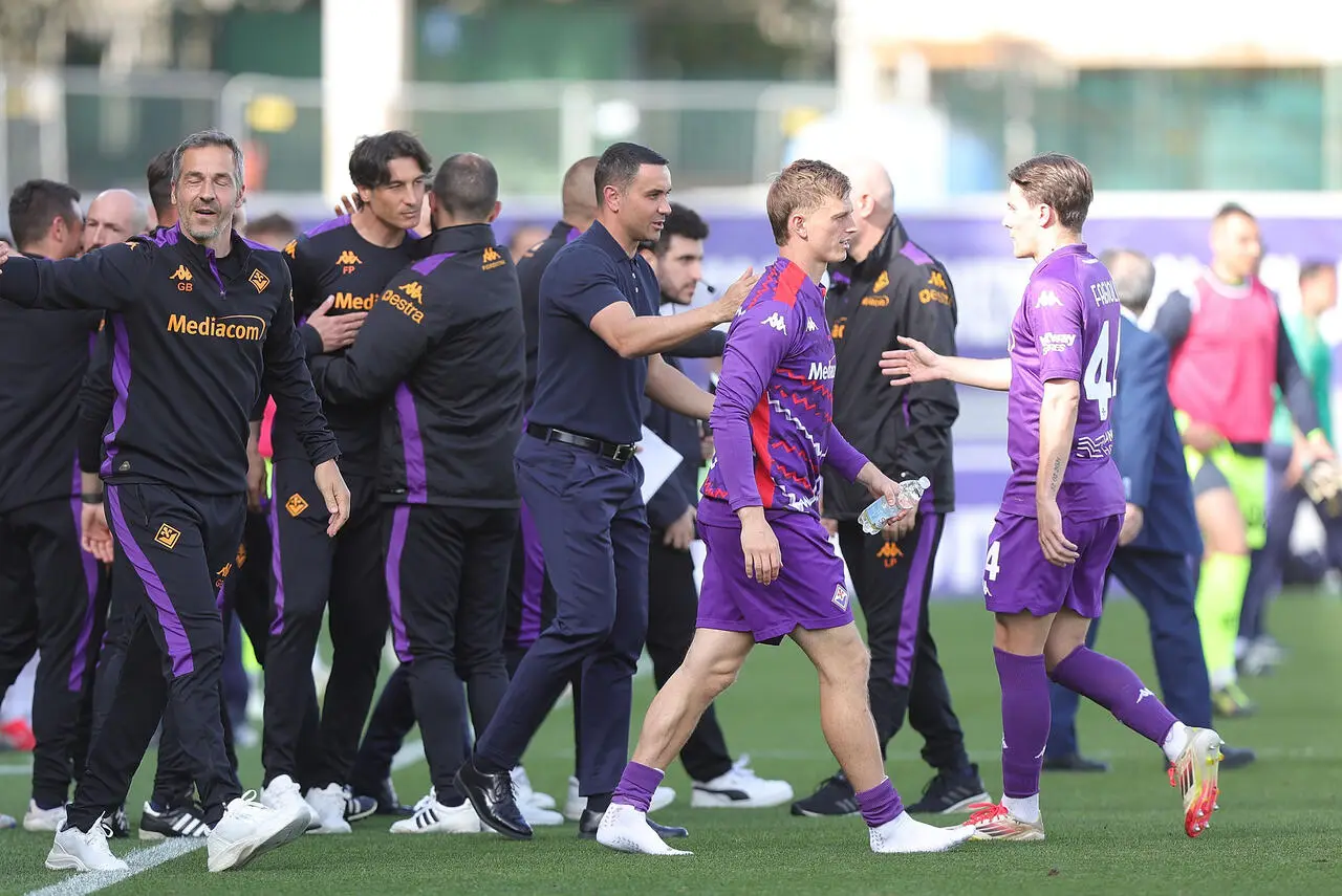 FLORENCE, ITALY - APRIL 27: Head coach Raffaele Palladino manager of ACF Fiorentina and Albert Gudmundsson and Nicolo' Fagioli of ACF Fiorentina celebrates the victory after during the Serie A match between Fiorentina and Empoli