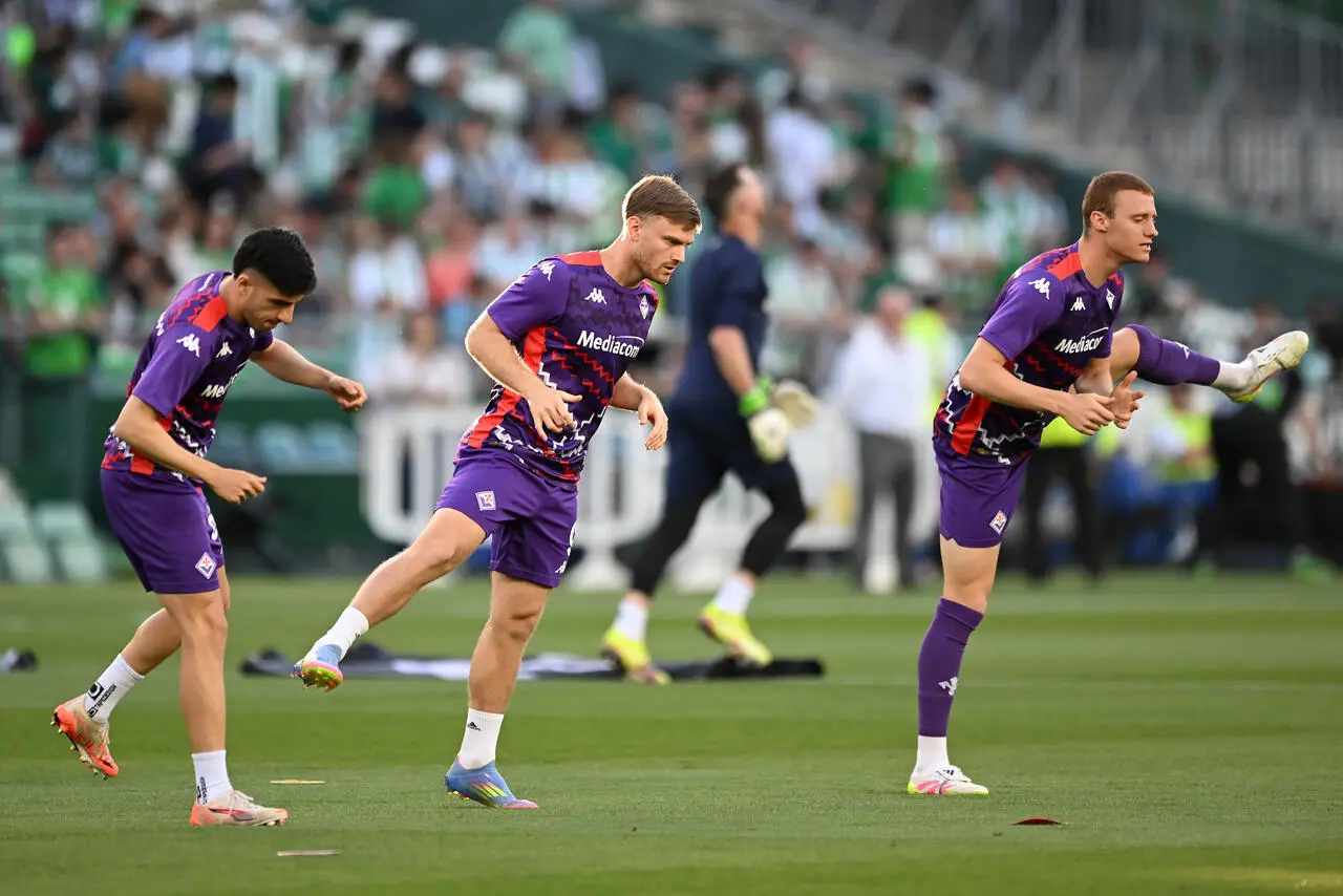 SEVILLE, SPAIN - MAY 01: Lucas Beltran and team mates of Fiorentina warm up prior to the UEFA Conference League 2024/25 Semi Final First Leg match between Real Betis Balompie and ACF Fiorentina at Estadio Benito Villamarin