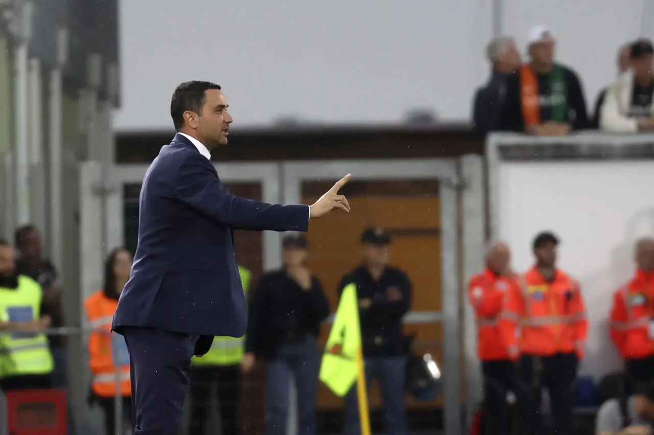 VENICE, ITALY - MAY 12: Head coach of Fiorentina Raffaele Palladino gestures during the Serie A match between Venezia and Fiorentina at Stadio Pier Luigi Penzo
