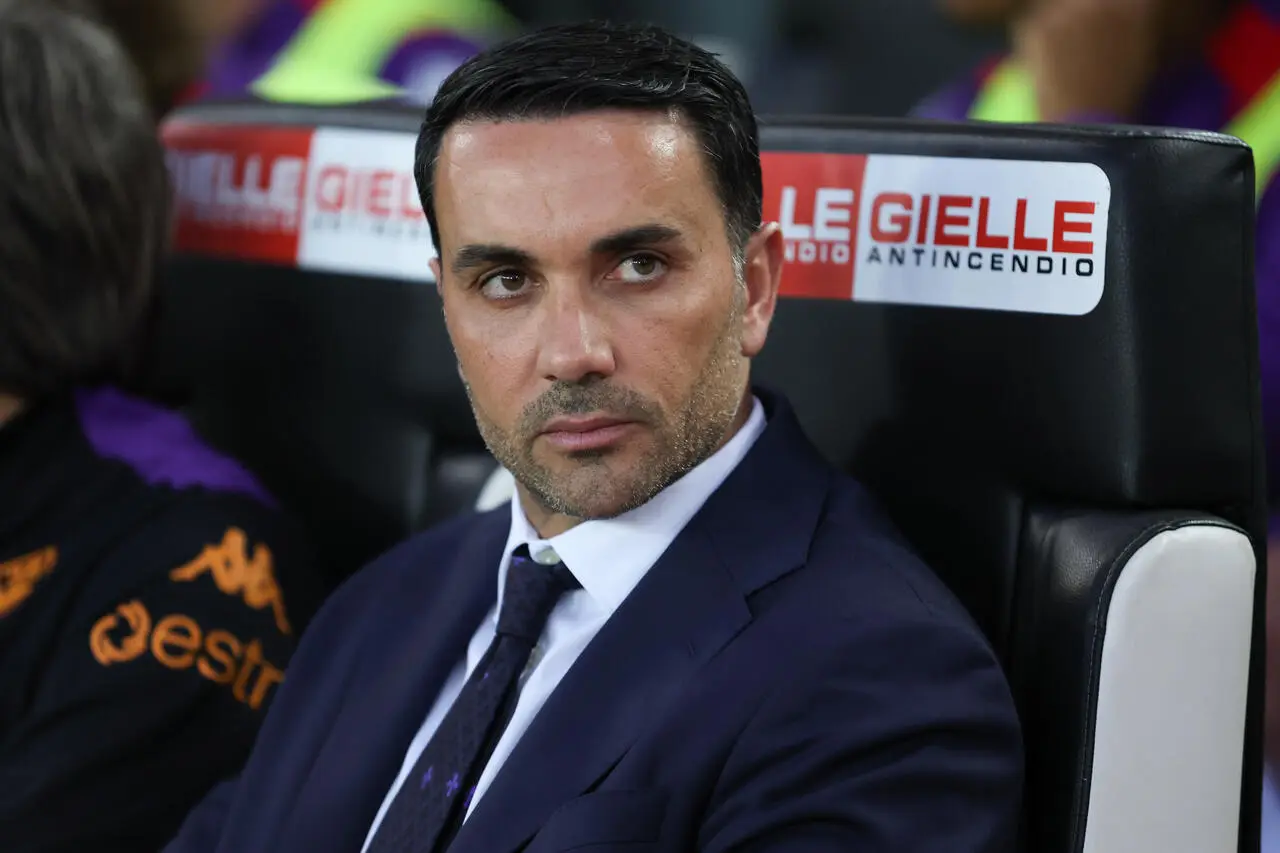 UDINE, ITALY - MAY 25: Fiorentina manager Raffaele Palladino looks on at the Serie A match between Udinese and Fiorentina at Stadio Friuli on May 25, 2025