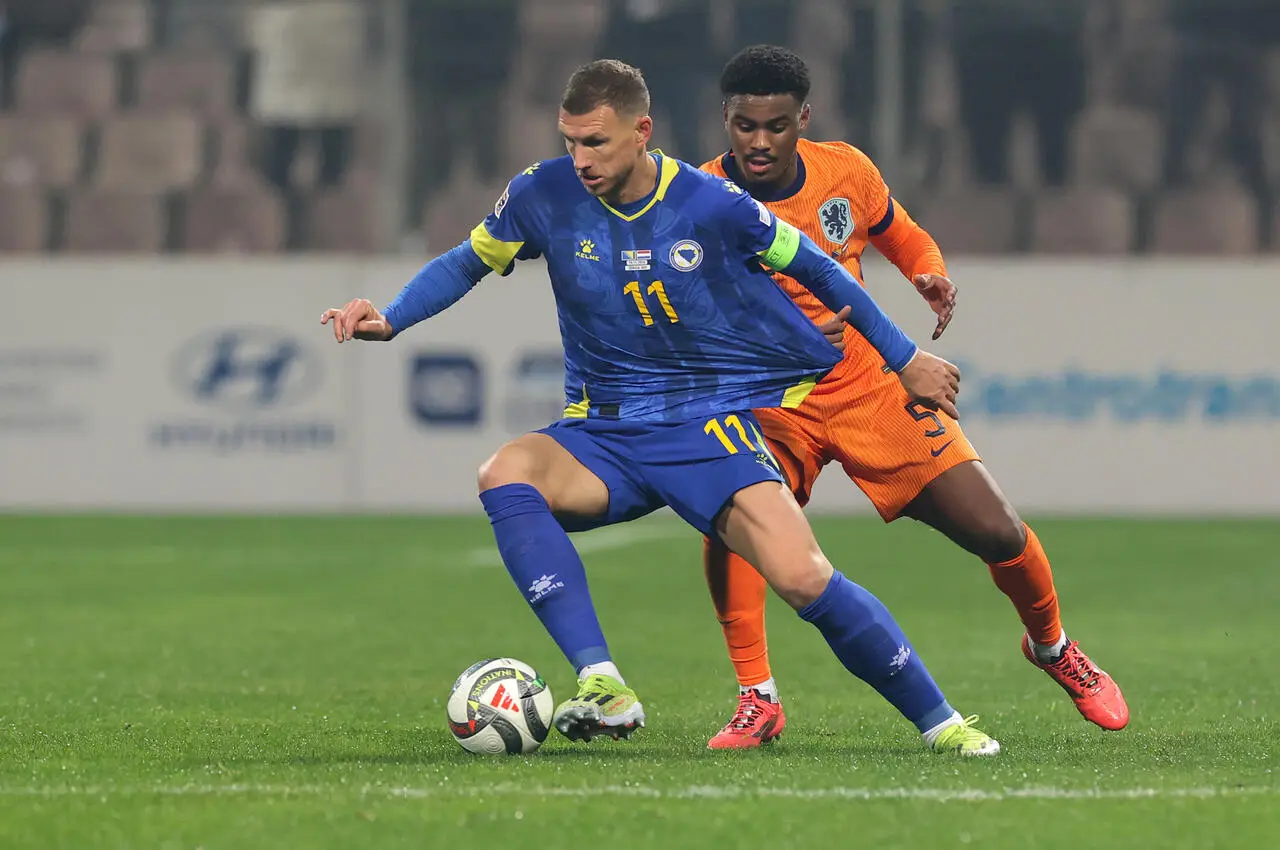 Edin Dzeko of Bosnia e Jorrel Hato