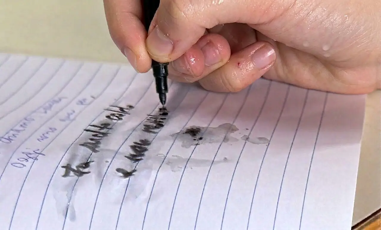 mano sudata scrive