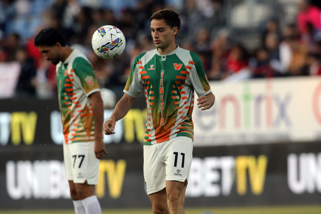 Gatano Oristanio of Venezia warm up before the Serie A match between Cagliari and Venezia at Sardegna Arena on May 18, 2025 in Cagliari, Italy.