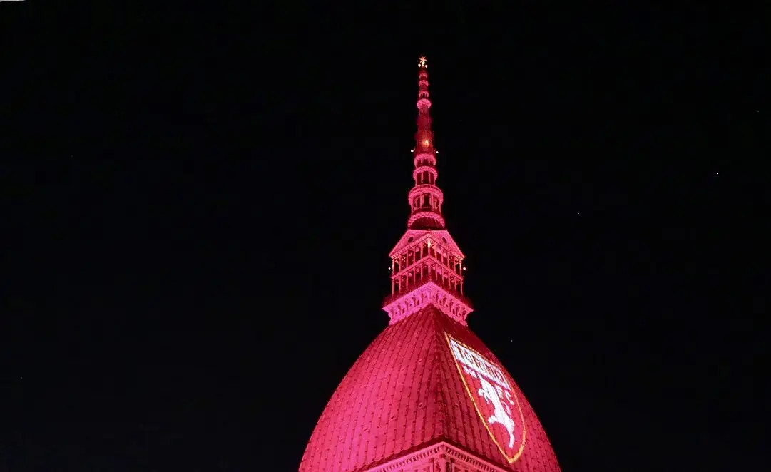 Torino, la Mole Antonelliana Granata