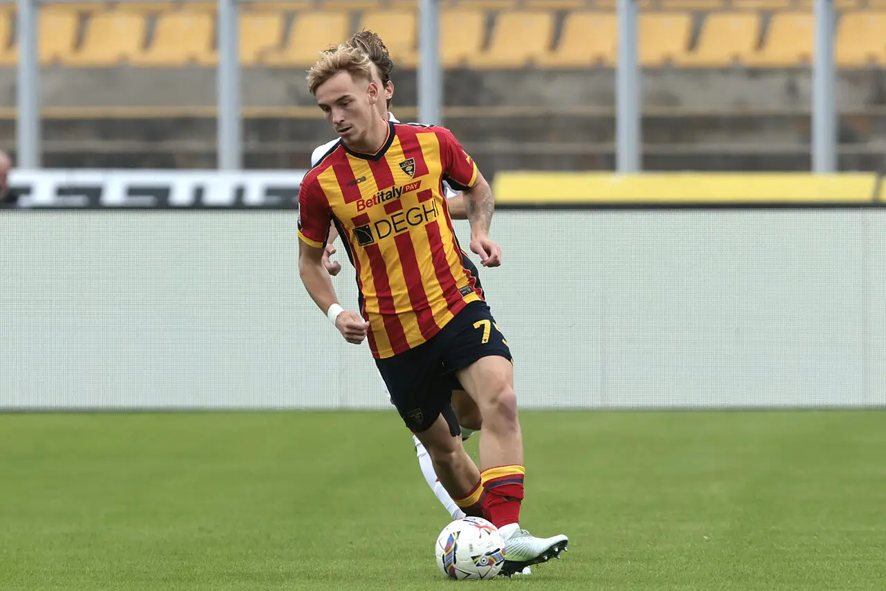 Balthazar Pierret in azione con la maglia del Lecce