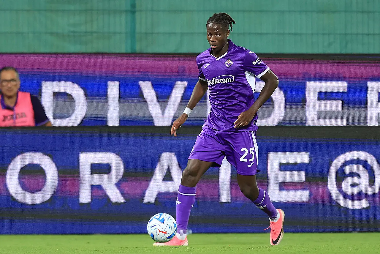 Alieu Njie in azione con la maglia della Fiorentina