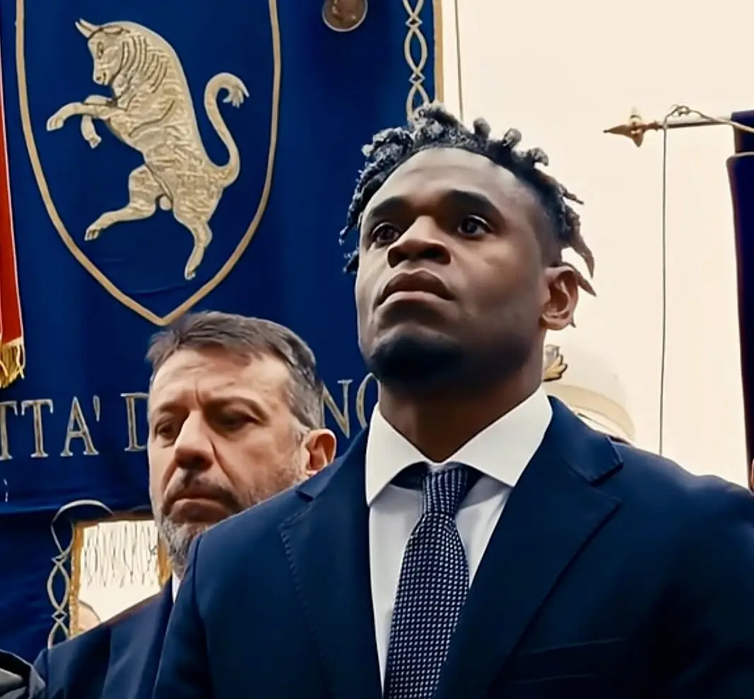 Duvan Zapata legge i nomi dei caduti di Superga