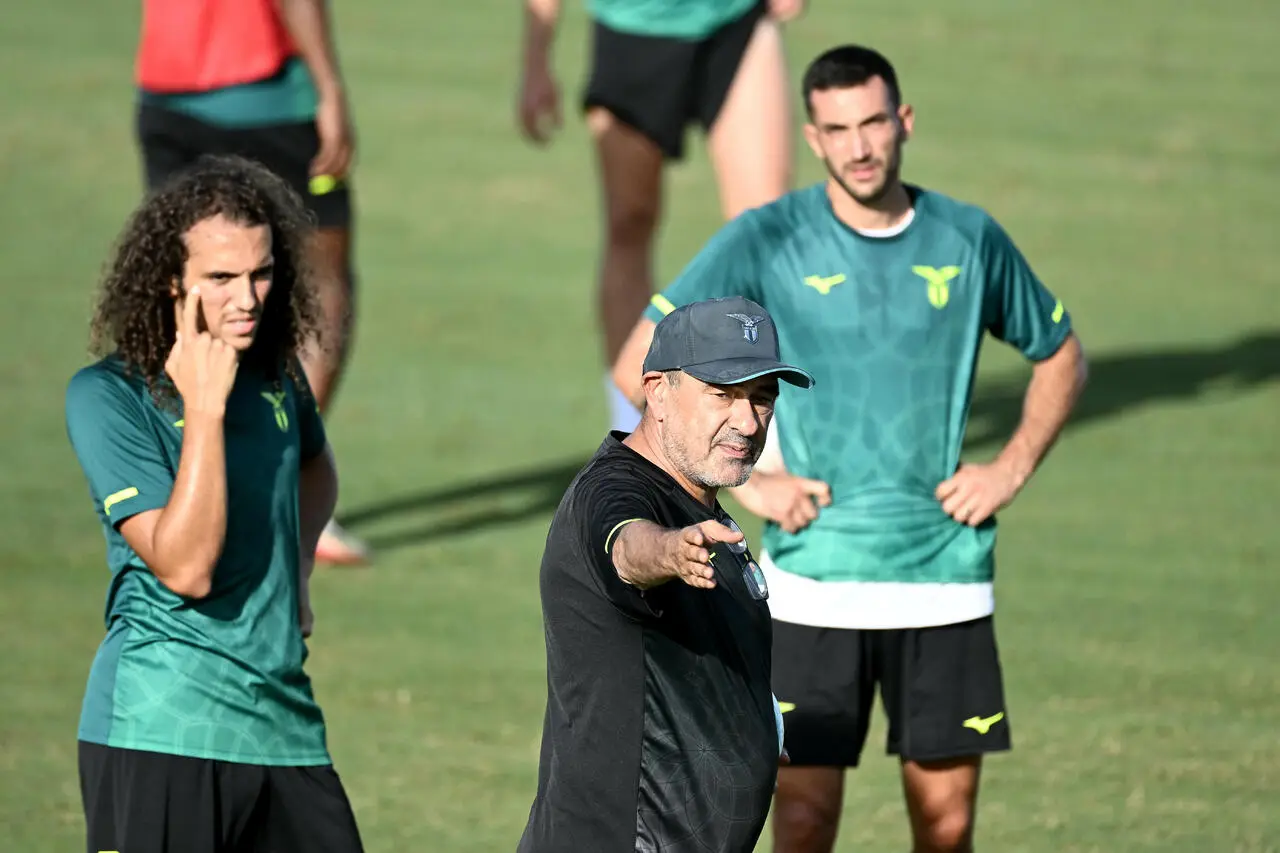 Maurizio Sarri dirige l'allenamento a Formello