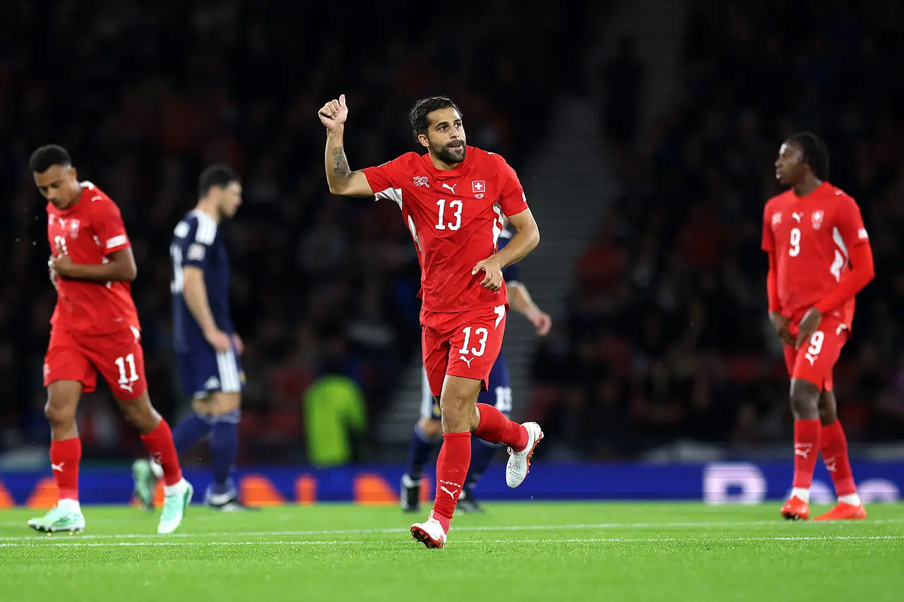 Ricardo Rodriguez esulta dopo il gol in Scozia Svizzera