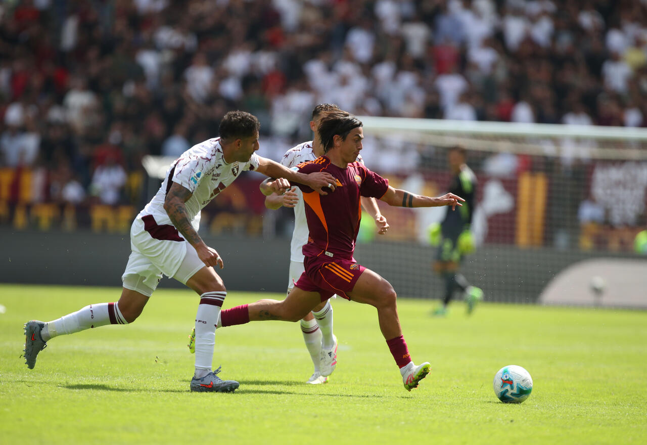 Paulo Dybala, giocatore della Roma, in azione nella sfida di campionato contro il Torino