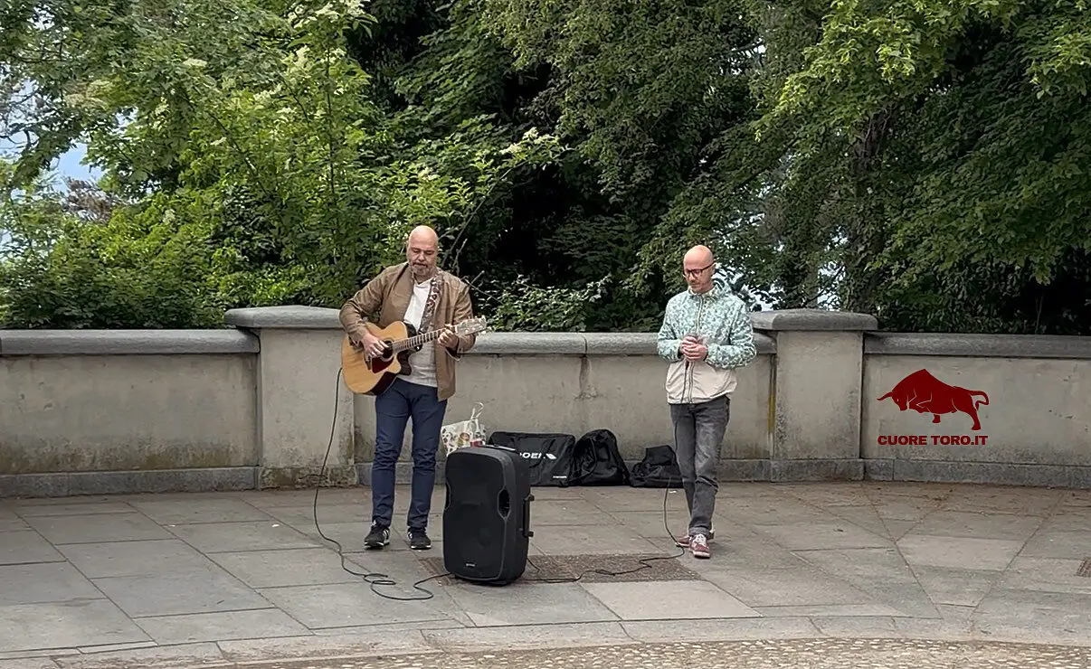 La band dei SensoUnico a Superga