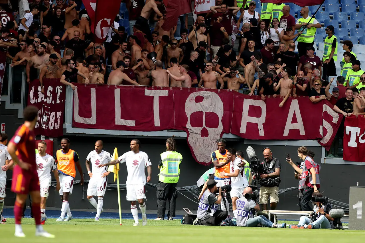 I giocatori del Torino esultano dopo il gol di Simeone contro la Roma
