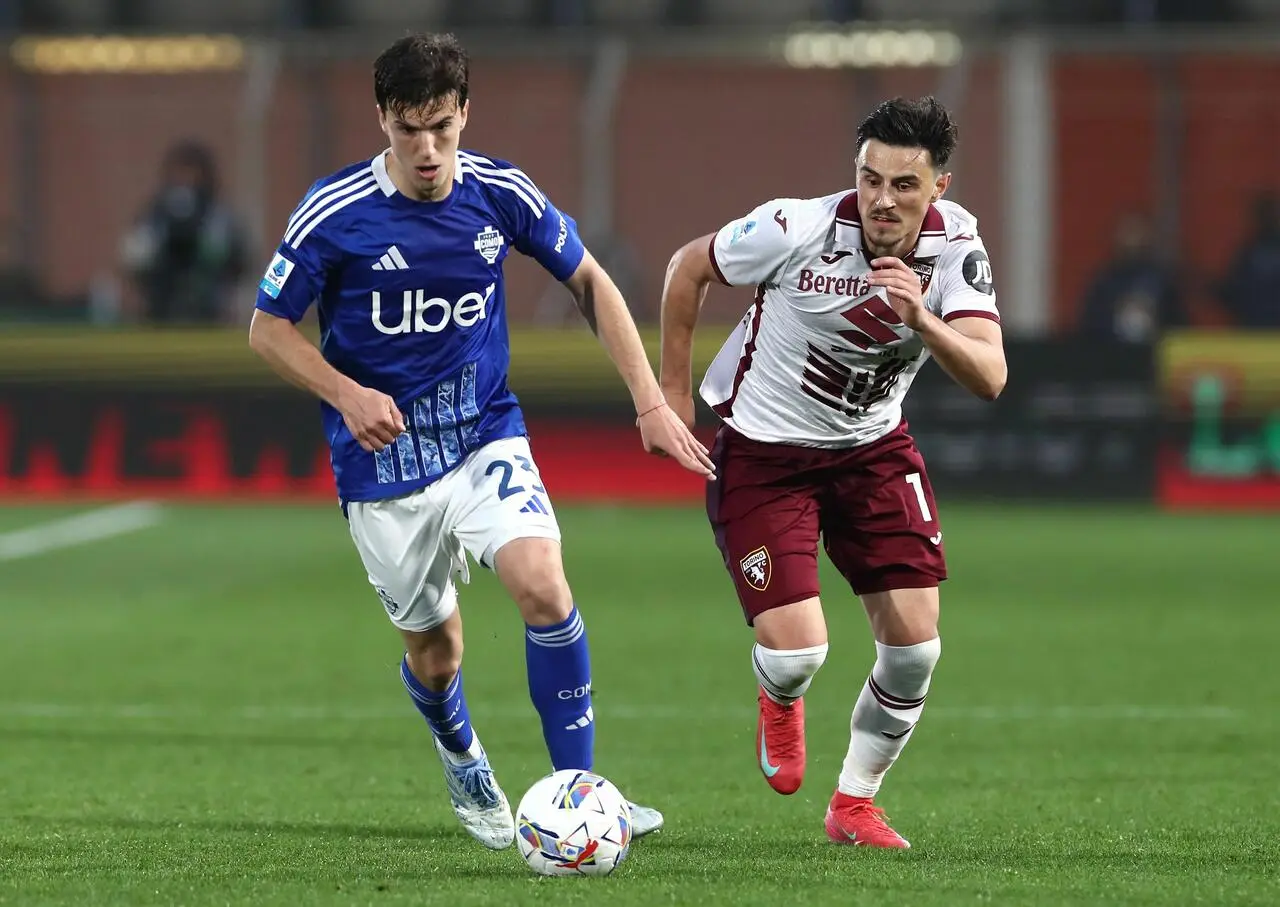 COMO, ITALIA - 13 APRILE: Maximo Perrone del Como 1907 contende il pallone a Eljif Elmas del Torino FC durante la partita di Serie A tra Como 1907 e Torino FC allo Stadio G. Sinigaglia il 13 aprile 2025 a Como, Italia. (Foto di Marco Luzzani/Getty Images)