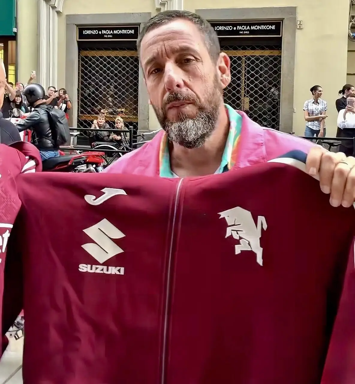 L’attore americano Adam Sandler a Torino con la felpa del Torino Fc